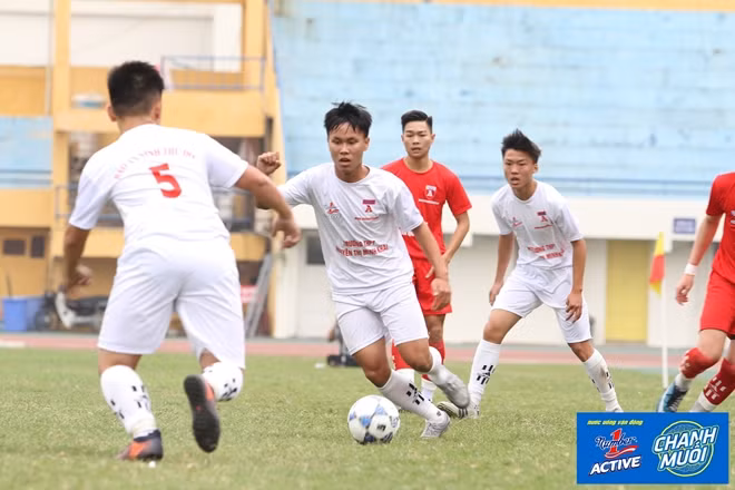 Pha đi bóng kỹ thuật của cầu thủ trường THPT Nguyễn Thị Minh Khai.