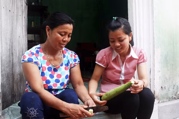 Bà Nguyễn Thị Hằng (mẹ Thảo) hạnh phúc khi con gái trở lại cuộc sống bình thường.