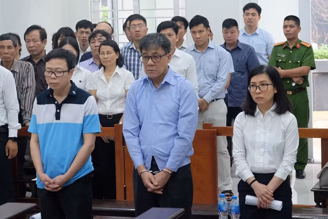 Bị cáo Khạnh và đồng phạm tại phiên toà ngày 6-5.