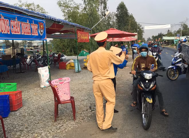 Hàng chục nghìn chai nước suối, khăn lạnh được Cảnh sát giao thông Đồng Tháp trao tận tay cho người dân tại trạm dừng chân trên đường về miền Tây ăn Tết.