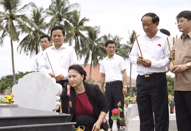 Chủ tịch Quốc hội dâng hương tại mộ mẹ VNAH Nguyễn Thị Thứ. Chủ tịch Quốc hội dâng hương tại mộ mẹ VNAH Nguyễn Thị Thứ.