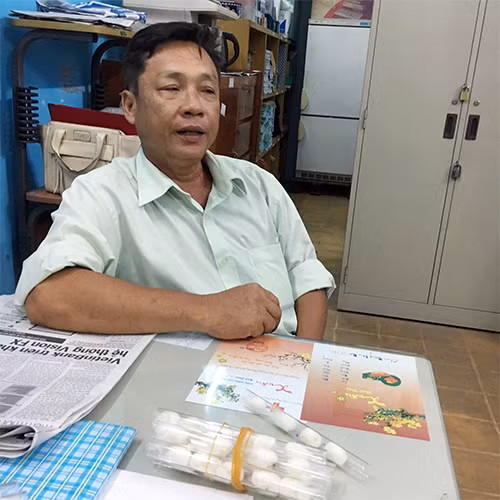 Ông Trần Văn Mong, nhân viên Khoa SR-KST-CT TP chuẩn bị cho ca đêm đi “bắt muỗi”.