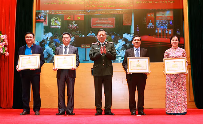 Bộ trưởng Tô Lâm trao Bằng khen của Bộ Công an cho các tập thể, cá nhân có thành tích xuất sắc.
