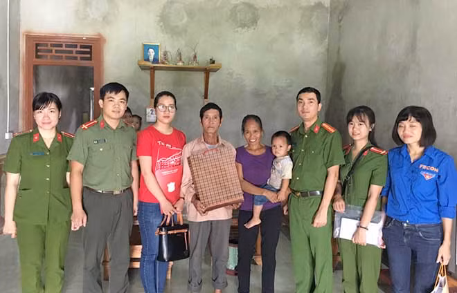 Thiếu tá Vũ Xuân Tuân, Bí thư Đoàn Thanh niên Tổng cục Cảnh sát thăm hỏi và tặng quà cho các gia đình có hoàn cảnh khó khăn xã Kim Bình.