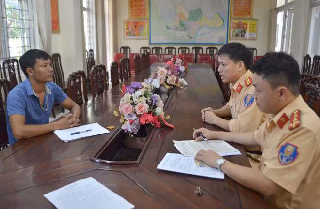 Đội CSGT-TT Công an TP Vinh làm việc với anh Hiền.