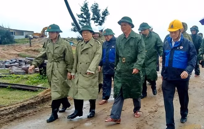 Phó Thủ tướng Trịnh Đình Dũng kiểm tra hiện trường bờ kè xóm Rớ và chỉ đạo công tác phòng chống bão Damrey tại Phú Yên.