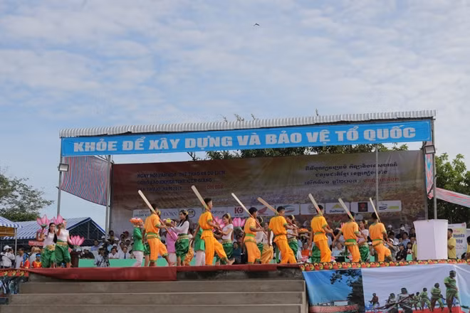 Một số hình ảnh tại lễ khai mạc giải đua ghe ngo năm 2017.
