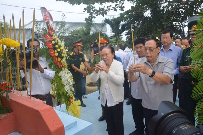Lãnh đạo tỉnh Cà Mau, cùng người dân dâng hoa, dâng hương tưởng niệm đồng bào bị tử nạn do bão Linda gây ra 20 năm trước.