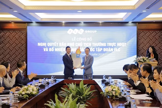Chủ tịch HĐQT Trịnh Văn Quyết chúc mừng Phó Chủ tịch Thường trực HĐQT Lê Thành Vinh trong nhiệm vụ mới.