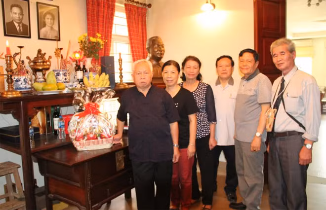 Đoàn cán bộ BLL Công an chi viện chiến trường miền Nam thắp hương tưởng niệm cố Bộ trưởng Trần Quốc Hoàn. Đoàn cán bộ BLL Công an chi viện chiến trường miền Nam thắp hương tưởng niệm cố Bộ trưởng Trần Quốc Hoàn.