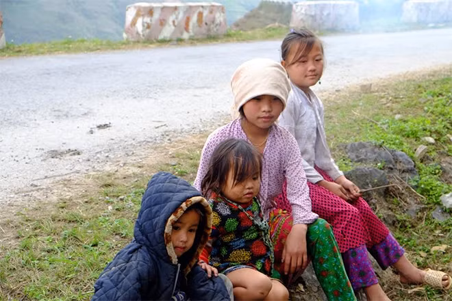 Những em bé ven đường chờ đón khách du lịch.