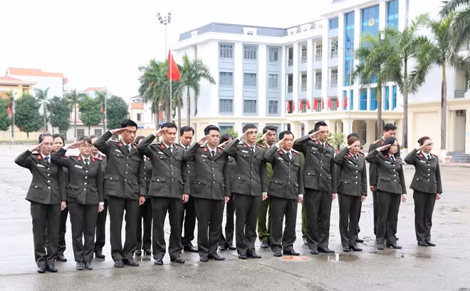 Đoàn đại biểu Công đoàn Tổng cục Chính trị CAND dâng hương, dâng hoa trước tượng đài Chủ tịch Hồ Chí Minh tại khuôn viên trường Cao đẳng An ninh nhân dân 1.