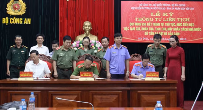 Thứ trưởng Lê Qúy Vương, đồng chí Lê Hữu Thế và đồng chí Nguyễn Trí Tuệ ký Thông tư liên tịch.