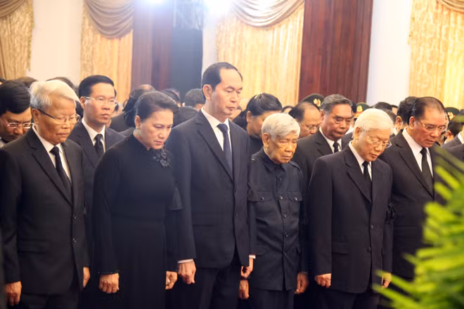 Đoàn đại biểu Ban Chấp hành Trung ương Đảng Cộng sản Việt Nam do đồng chí Tổng Bí thư Nguyễn Phú Trọng dẫn đầu cùng các đồng chí lãnh đạo, nguyên lãnh đạo Đảng, Nhà nước viếng cố Thủ tướng Chính phủ Phan Văn Khải. Đoàn đại biểu Ban Chấp hành Trung ương Đảng Cộng sản Việt Nam do đồng chí Tổng Bí thư Nguyễn Phú Trọng dẫn đầu cùng các đồng chí lãnh đạo, nguyên lãnh đạo Đảng, Nhà nước viếng cố Thủ tướng Chính phủ Phan Văn Khải.