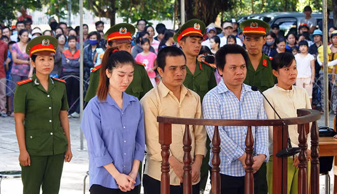 Các bị cáo Tú, Quang, Vũ và Quyên trước vành móng ngựa.