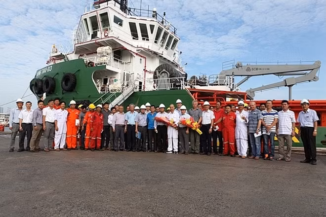Tập thể lao động hoàn thành xuất sắc nhiệm vụ được lãnh đạo Xí nghiệp Khai thác Dầu khí và Xí nghiệp Vận tải biển và Công tác lặn chúc mừng, tặng hoa ngày trở về.