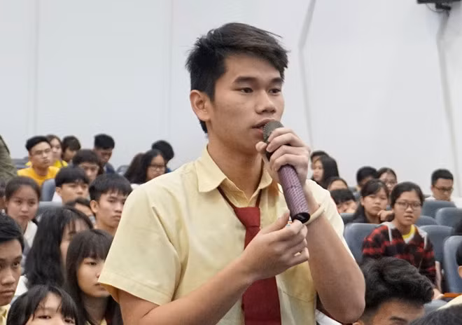 Học sinh Trường THPT Thành Nhân đặt câu hỏi tại ngày hội tư vấn. Ảnh: H.L.