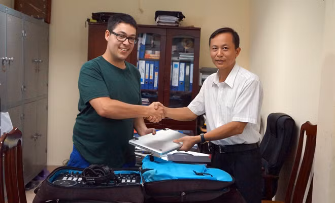 Thượng tá Ðáp trao trả tài sản cho một người nước ngoài bị mất trộm tại Hà Nội.