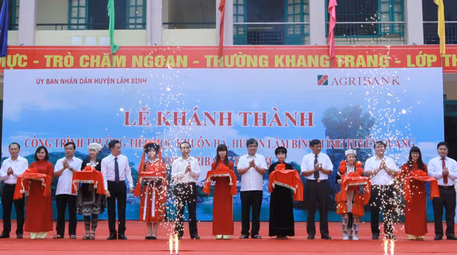Ông Trịnh Ngọc Khánh, Chủ tịch Hội đồng thành viên Agribank cùng lãnh đạo tỉnh Tuyên Quang cắt băng khánh thành và bàn giao công trình Trường Tiểu học Khuôn Hà.