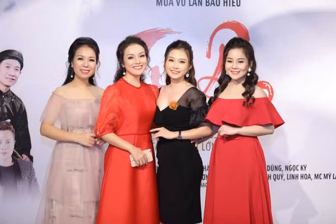 Ca sĩ Thu Hà, Tân Nhàn và hai học trò Tân Nhàn là Thanh Quý, Hương Ly.