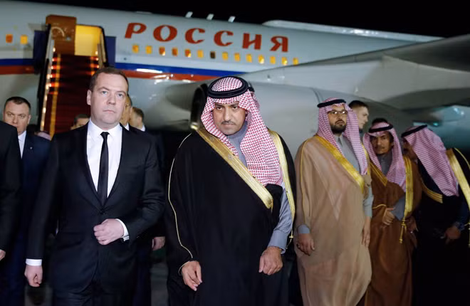 Chủ PetroSaudi là ông hoàng Turki bin Abdullah Al Saud, người tiếp Thủ tướng Nga Medvedev đến dự tang lễ Vua Abdullah của Ả rập Xê út hồi năm 2015. Chủ PetroSaudi là ông hoàng Turki bin Abdullah Al Saud, người tiếp Thủ tướng Nga Medvedev đến dự tang lễ Vua Abdullah của Ả rập Xê út hồi năm 2015.