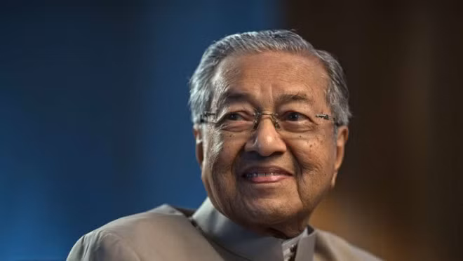 Thủ tướng Mahathir Mohamad vừa trở thành nhà lãnh đạo quốc gia lớn tuổi nhất thế giới.