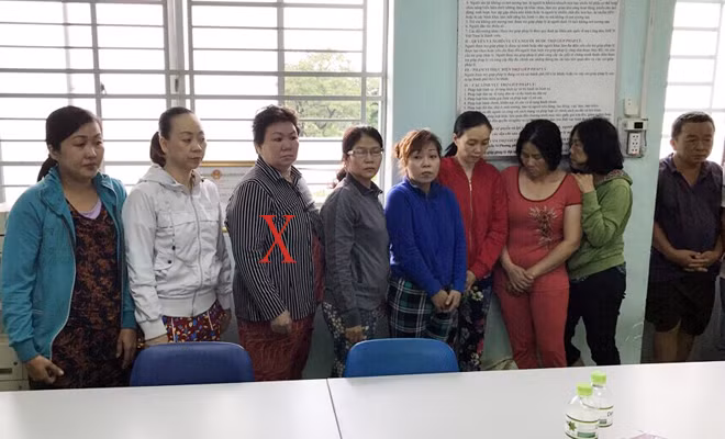 Tổng thầu Nguyễn Thị Điệp cùng các “đại lý” bị bắt giữ. Tổng thầu Nguyễn Thị Điệp cùng các “đại lý” bị bắt giữ.