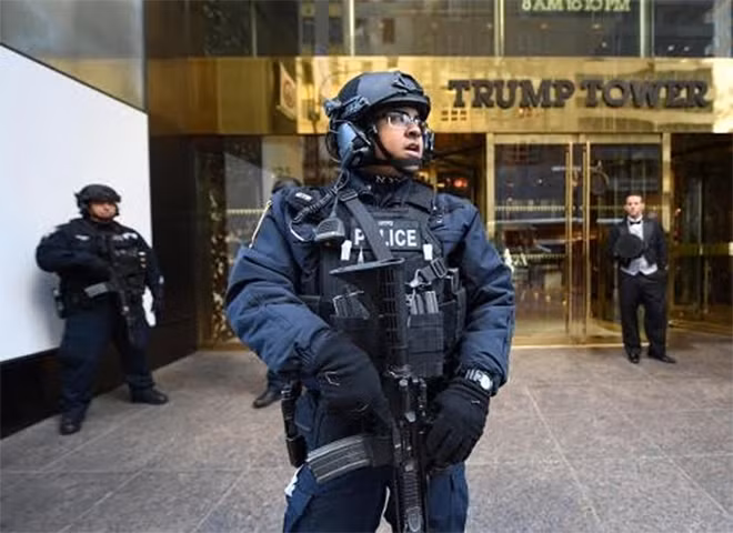 New York thiết lập khu vực cấm bay quanh Tháp Trump, trong khi nhân viên an ninh đứng gác quanh phố.