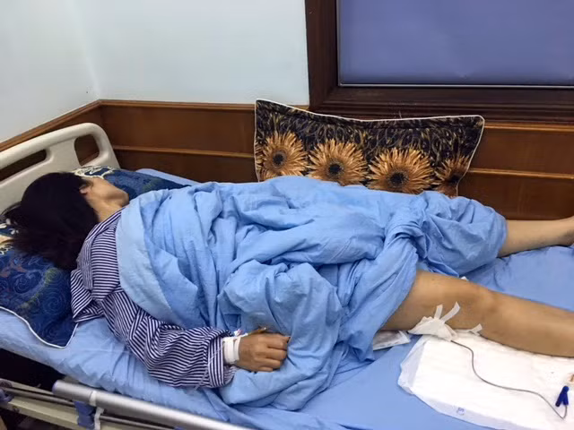 Nạn nhân T.T.X. đang điều trị tại bệnh viện.