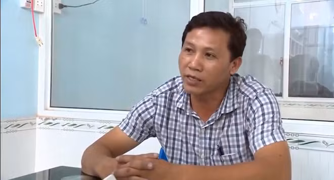 Ông Nguyễn Văn Tiến, quản lý Công ty giặt Hanjin, huyện Vĩnh Lộc B bao biện: "TP Hồ Chí Minh nói chung là hệ thống xử lý nước thải của công ty hiện giờ chưa có qua hậu xử lý, cứ thế đi vô hệ thống nước mưa kia thôi".