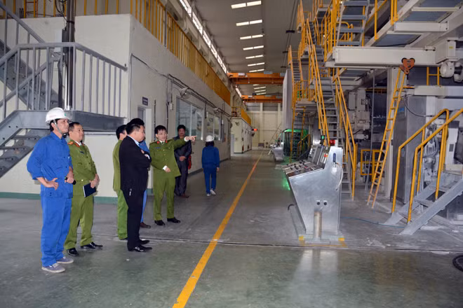 Lãnh đạo Phòng Cảnh sát điều tra tội phạm về môi trường, Công an tỉnh kiểm tra quy trình sản xuất và xử lý nước thải tại Công ty CP giấy An Hòa.