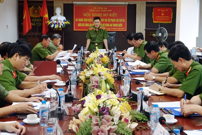 Trung tướng Đỗ Kim Tuyến, Phó Tổng cục trưởng Tổng cục Cảnh sát chỉ đạo công tác truy bắt, vận động đầu thú đối tượng truy nã trong thực hiện cao điểm lần 3.