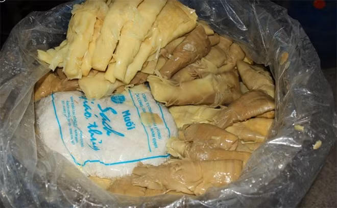 Một số lượng lớn măng tại cơ sở kinh doanh của bà Tính đã bị đổi màu thâm đen.