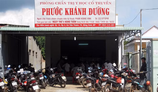 Rất đông người dân đến khám bệnh, bắt mạch, mua thuốc tại Phòng chẩn trị y học cổ truyền Phước Khánh Đường sáng ngày 9-10 ảnh: ĐỨC TRÍ. Rất đông người dân đến khám bệnh, bắt mạch, mua thuốc tại Phòng chẩn trị y học cổ truyền Phước Khánh Đường sáng ngày 9-10 ảnh: ĐỨC TRÍ.