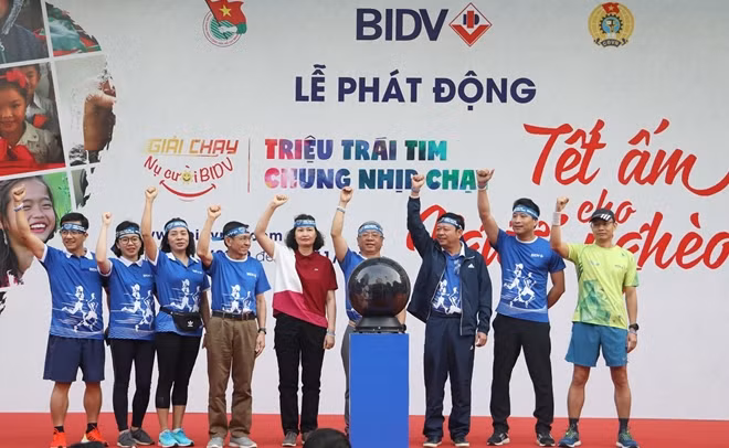 Lãnh đạo BIDV cùng chạm tay vào quả cầu và hô vang thông điệp của giải: “Triệu trái tim - chung nhịp chạy”.