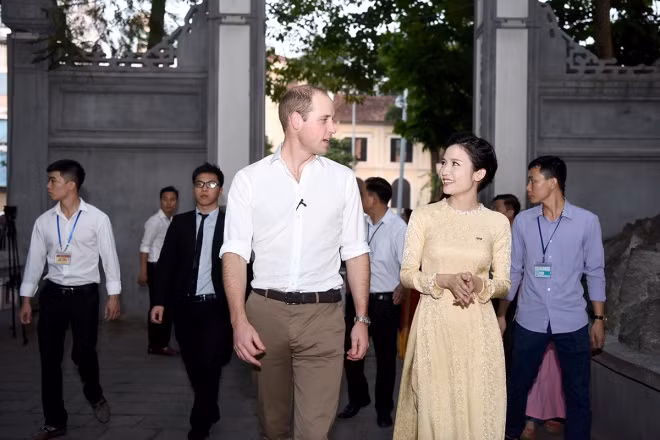Rời quán cà phê, Hoàng tử William đến thăm đền Ngọc Sơn.