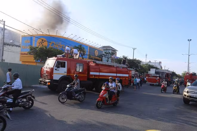 Khói tỏa ra từ tầng 2 của siêu thị.