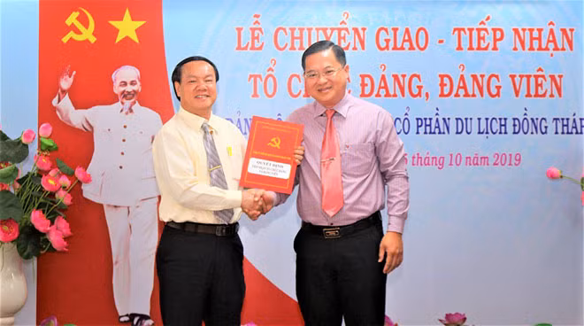 Đồng chí Huỳnh Quốc Thái - Bí thư Đảng ủy Khối Cơ quan và Doanh nghiệp tỉnh An Giang trao quyết định tiếp nhận tổ chức Đảng và đảng viên cho đồng chí Lê Thanh Thuấn - Bí thư Đảng ủy, Tổng Giám đốc Tập đoàn Sao Mai.