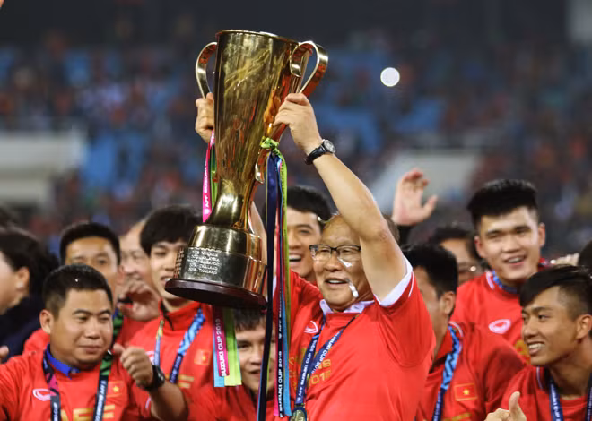 HLV Park Hang-seo và các cầu thủ Việt Nam nâng cao chiếc cúp vô địch AFF Cup 2018.
