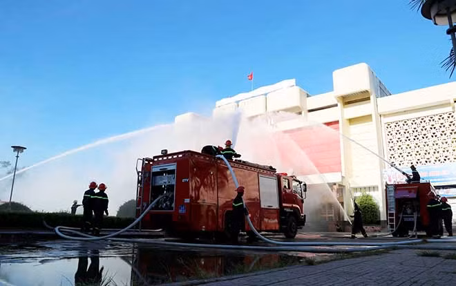 Diễn tập chữa cháy tại hiện trường là nhà cao tầng.