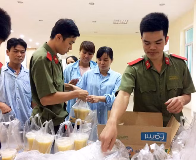 Các tình nguyện viên đang phát những suất cháo cho bệnh nhân tại Viện Bỏng Quốc gia.
