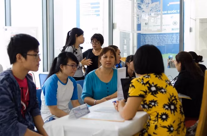Cán bộ tuyển sinh đại học tư vấn về việc lựa chọn ngành học cho phụ huynh, học sinh. Ảnh minh họa