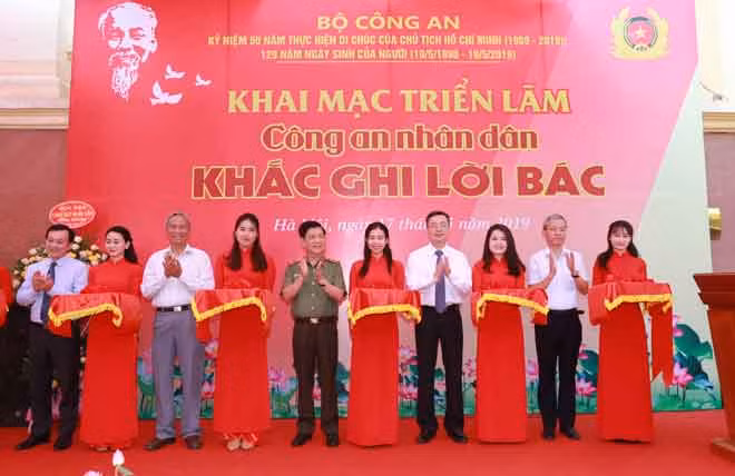 Các đại biểu cắt băng khai mạc. Các đại biểu cắt băng khai mạc.