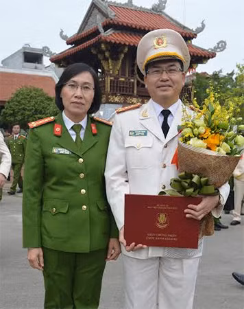 Đại tá, GS.TS Bùi Minh Trung và người bạn đời – Đại tá, PGS.TS Hoàng Thị Bích Ngọc trong ngày nhận quyết định bổ nhiệm chức danh GS tại Học viện CSND.