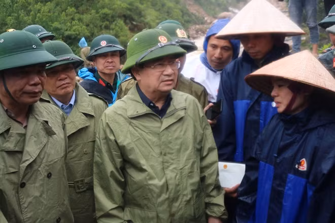 Phó Thủ tướng Trịnh Đình Dũng thị sát và thăm hỏi động viên bà con vùng rốn lũ tại xã Sơn Bình, huyện Tam Đường, tỉnh Lai Châu.