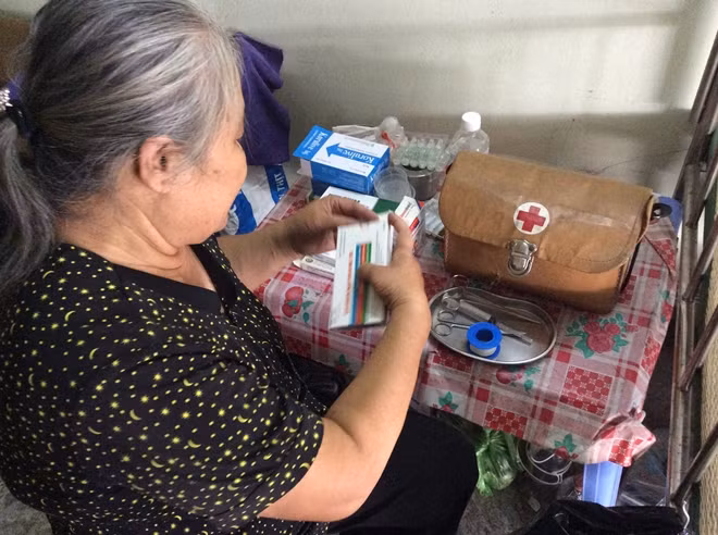 Bà Liên chuẩn bị phương tiện để sẵn sàng sơ cứu người bị nạn bất cứ lúc nào.