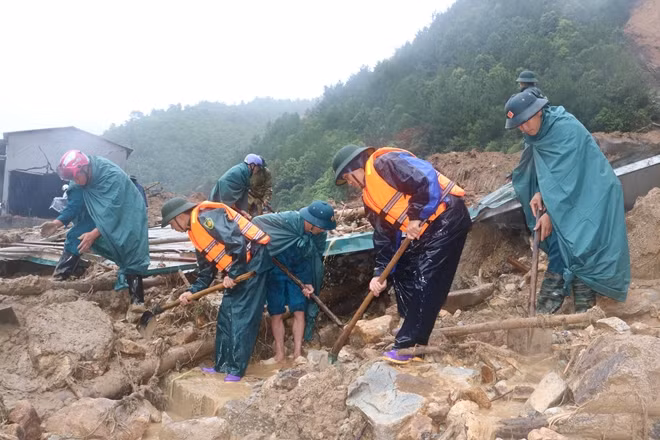 Khẩn trương tìm kiếm người mất tích sau trận lũ dữ.