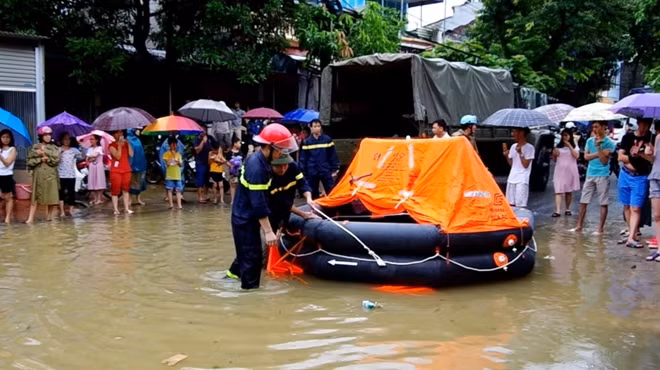 Tính đến sáng 25-6, lực lượng vũ trang tỉnh Hà Giang đã huy động hàng nghìn lượt cán bộ, chiến sĩ, lực lượng dự bị động viên, dân phòng... tham gia cứu hộ, cứu nạn người dân tại các điểm lũ lụt trên địa bàn tỉnh.