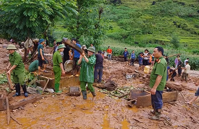 Nhiều cán bộ, chiến sĩ bị thương trong quá trình tham gia cứu nạn, cứu hộ, khắc phục hậu quả thiên tai, song cán bộ chiến sĩ không quản ngại khó khăn vất vả, liên tục bám trụ tại các địa bàn...