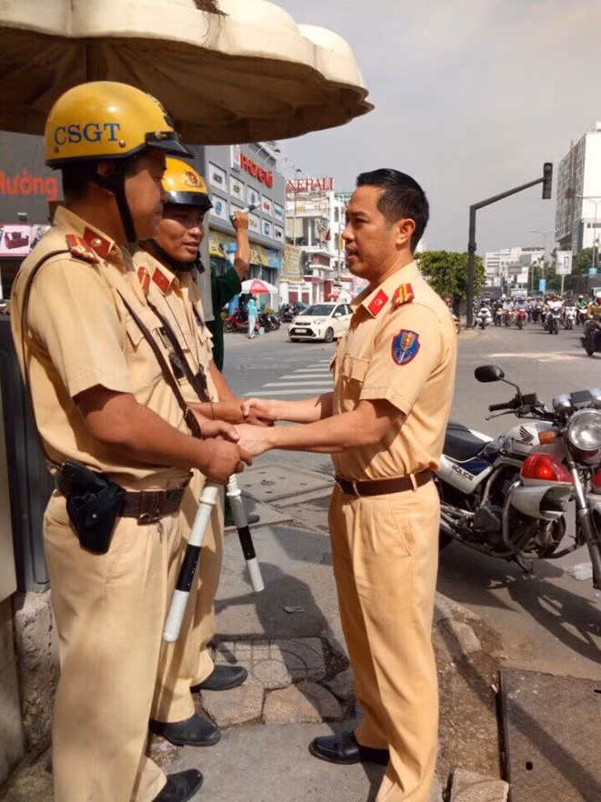 Trung tá Huỳnh Trung Phong, Trưởng phòng Cảnh sát giao thông đường bộ - đường sắt, Công an TP Hồ Chí Minh, đã đến tận chốt trực để biểu dương hành động nhân văn của Trung úy Phú và Thượng úy Nam.